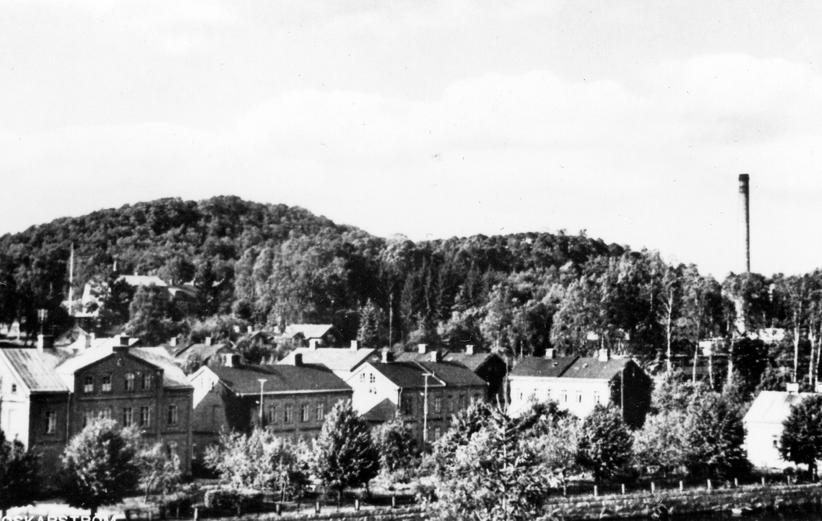 Oskarströms sn. Jutefabrikens arbetarbostäder omkring 1900-1910. Arbetarbostäderna låg strax söder om fabriken.