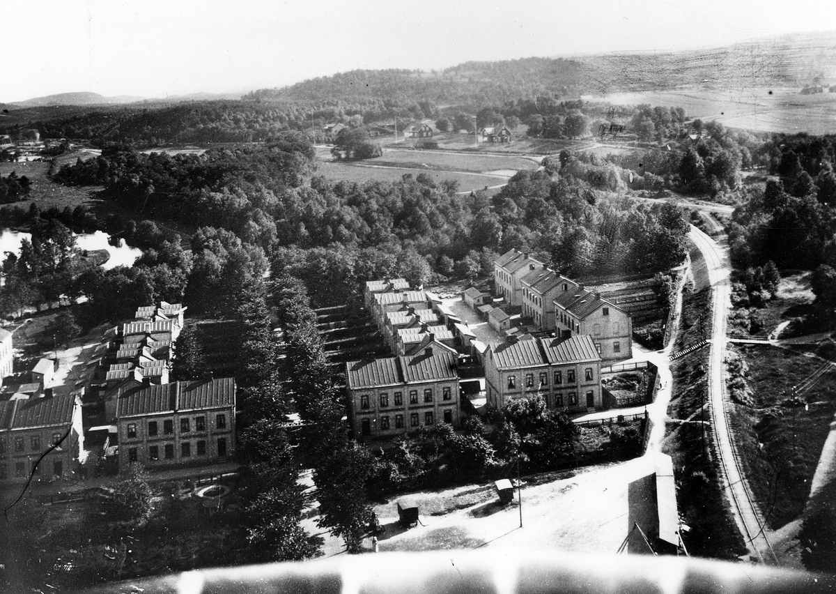 Oskarströms sn. Jutefabrikens arbetarbostäder omkring 1900-1910. Arbetarbostäderna låg strax söder om fabriken.