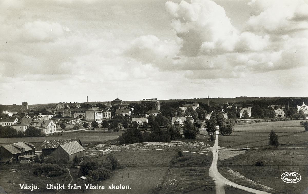 Växjö, Utsikt mot öster från Västra skolan (numera Bäckaslövskolan), 1930-tal. 
Man ser bl a bostadshusen m.m. i kvarteren Vulkan, Eko, Wallqvist och Jägaren. flickskolan och blindskolan (delvis).