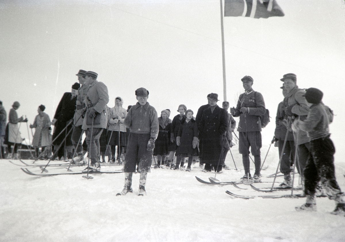 Militærøvelse i Romedal 1937. Vinterøvelse. Kronprins Olav var tilstede under øvelsen. Vinter, snø, ski, militæret. 