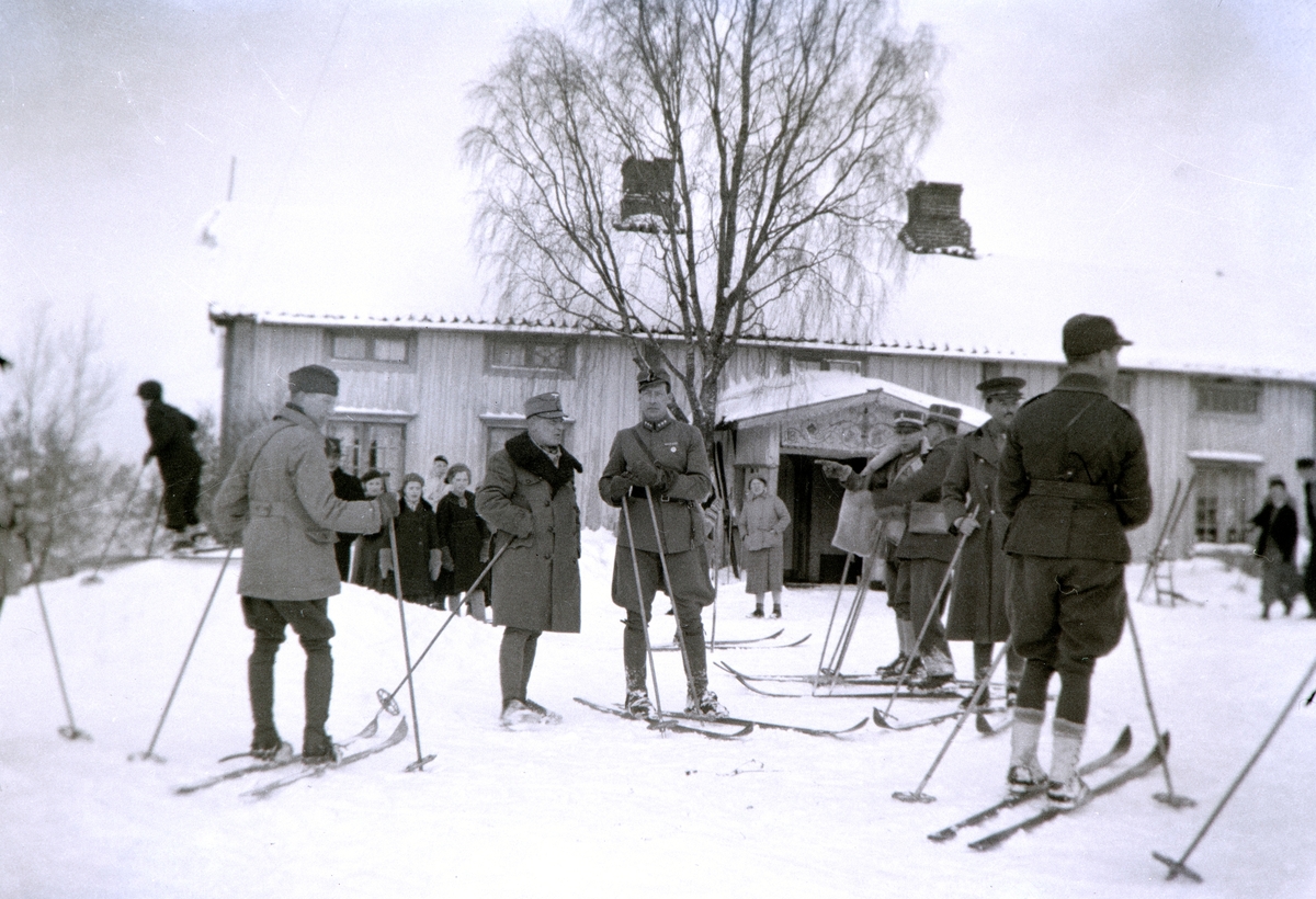 Militærøvelse i Romedal 1937. Vinterøvelse. Kronprins Olav var tilstede under øvelsen. Vinter, snø, ski, militæret. 
