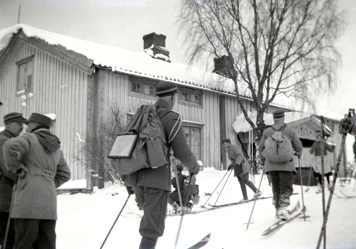 Militærøvelse i Romedal 1937. Vinterøvelse. Kronprins Olav var tilstede under øvelsen. Vinter, snø, ski, militæret. 
