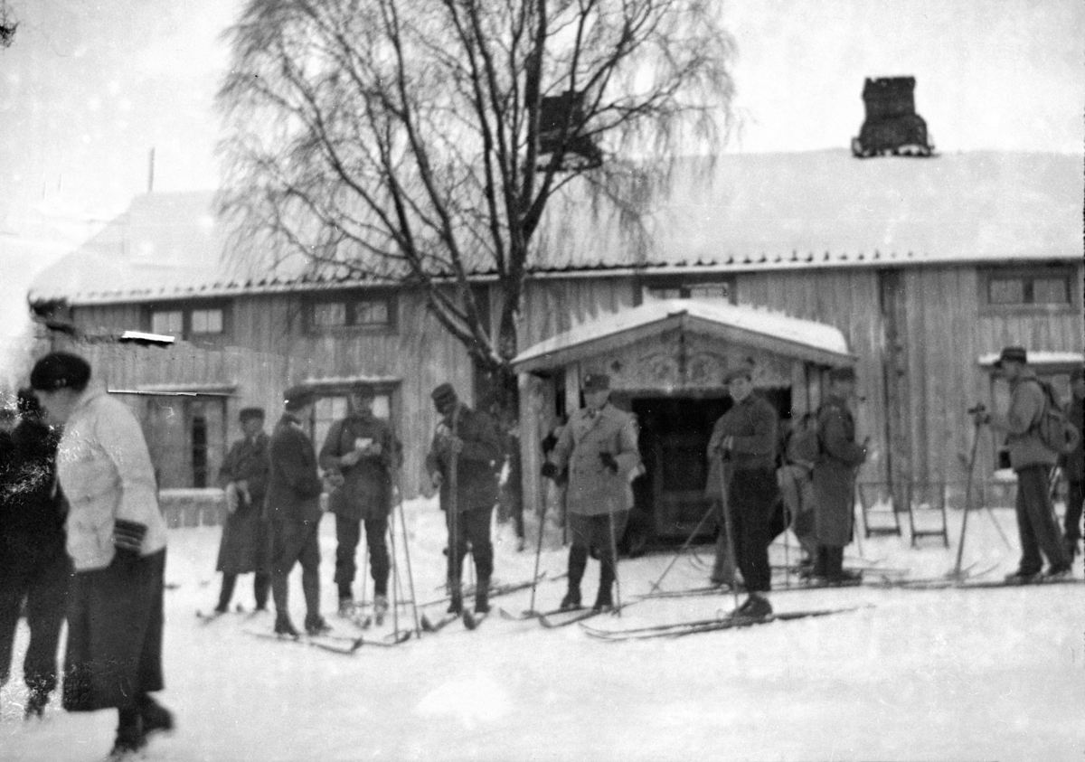 Militærøvelse i Romedal 1937. Vinterøvelse. Kronprins Olav var tilstede under øvelsen. Vinter, snø, ski, militæret. 