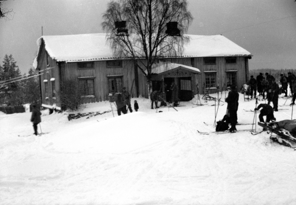 Militærøvelse i Romedal 1937. Vinterøvelse. Kronprins Olav var tilstede under øvelsen. Vinter, snø, ski, militæret. 