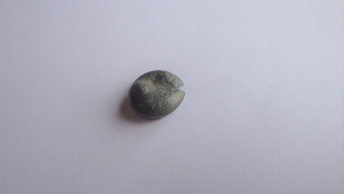 MALV: DIAM. 15, 5 MM, RUND HUL TOPPSKÅL MED RESTER AV BUNNSKÅLEN. 
