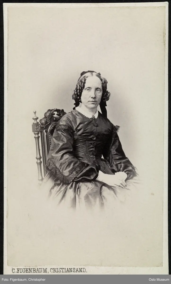 portrett, kvinne, vignettert sittende halvfigur