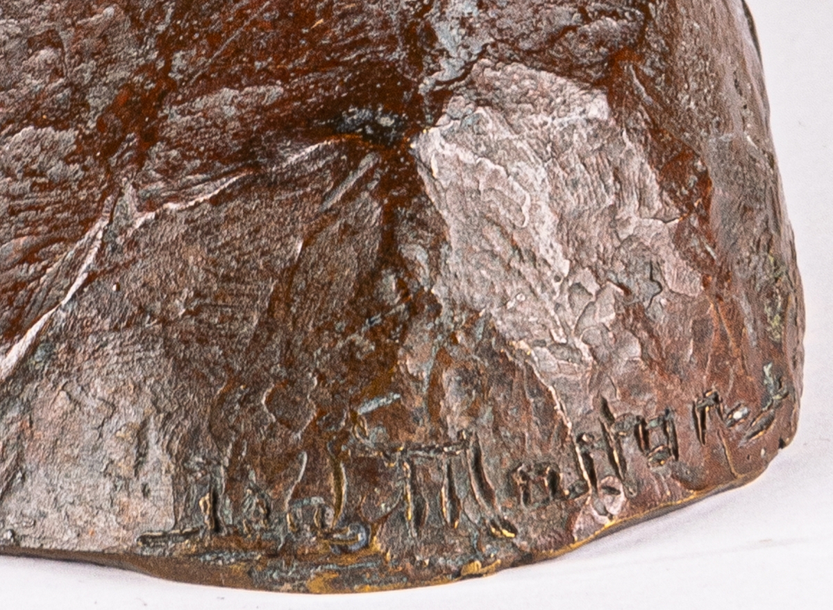 Byst i brons föreställande ung kvinna från Bretagne, Frankrike. Kallad "Bretagnska" av konstnären Ida Matton. Bysten är gjuten hos firma Valsuani eller Fonderie Valsuani i franska Chevreuse, under ledning av Claude Valsuani.