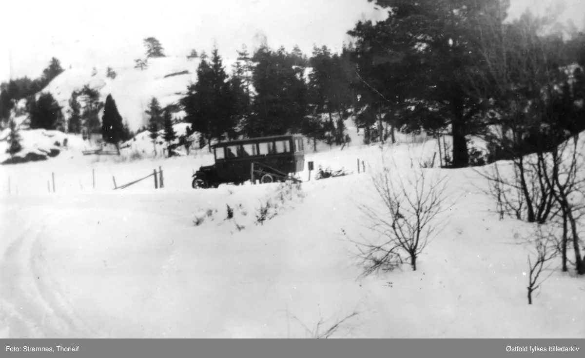 Buss ved veien til Kultorp i Varteig vinteren 1929. Bussen tilhørte Ole Gressløs som hadde bussrute fra Varteig til Sarpsborg. Ant. første bussen?