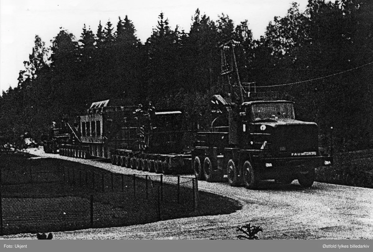 Trafo-transport i 1968. Norges største trafo på vei til Hasle-anlegget i Varteig. Bildet hører til en serie på fire. Bildet er tatt på fylkesvei B581 mellom Lundborg og Småbergkrysset.