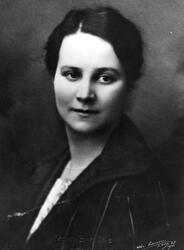 Portrett av prestefrue Ragna Erna Hille, født Bjerke, preste