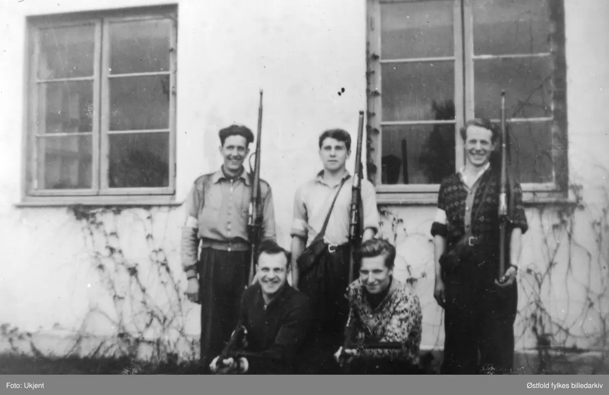 Fra frigjøringsdagene i 1945 - Hafslund kraftstasjon i Skjeberg. Heimevernssoldater. Foran fra venstre: Ingolf Berg, Rikard Bøhaugen. Bak: Anker Hassel, Julius Berg, Finn Øby. Vartinger.
