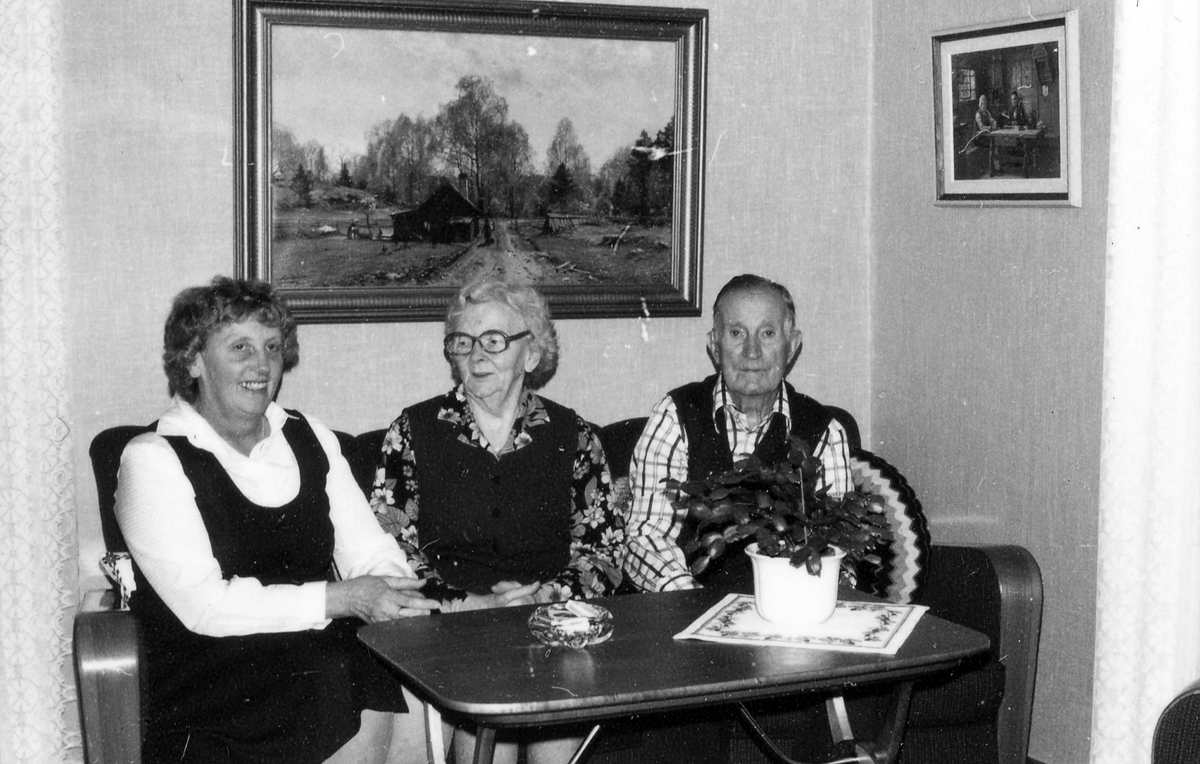 Oskarströms sn, Kv Björsgård.
Gamla Nissastigen 72. Oskarströms församling. Katolska kyrkan. Kyrkan byggdes 1922.
Foto 1 och 3 Syster Alwena. Foto 2 Mariaskulptur i barndaghemmets lekrum. Foto 4 Dockorna på Katolska barndaghemmet. Foto 5-6 John, Signe och Majken Linderholm. Foto 7 Sune Bergström.