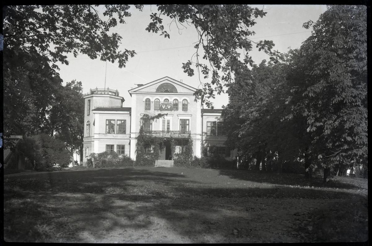 Kristiansborgsallén med Kristiansborgs herrgård, Västerås.
