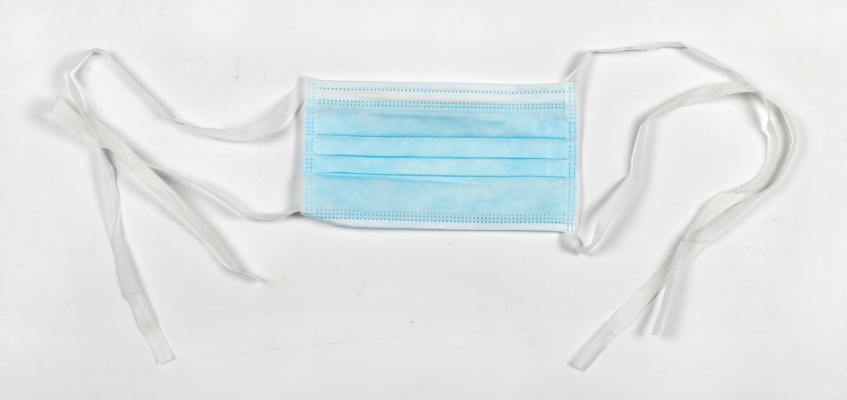 uniformsskjorte: kortermet med raglanermer. V-hals. Brystlomme og to lommer i hoftehøyde. 
uniformsbukse: strikk i livet og nederst på beina. En baklomme.
smittevernsfrakk:lang frakk med åpning bak. Knyting i nakken og ved et belte som er festet midt foran. Lange ermer med mansjetter av ribb som sitter etter. Sydd i et gult engangsmateriale.
hette: en stor sirkel som er rynket sammen med strikk rundt ytterkant. laget i et engangsmateriale
munnbind: rektangel med tre legg. bøybar bøyle over nesen som gjør at den kan ligge etter over nesen. Knyting på to punkter bak.
visir: Gjennomsiktig, rektangulært stykke i plast hvor det er festet skumgummi i overkant og strikk til å ha rundt hodet. avrundede hjørner i nedkant.
skotrekk: Engangstrekk i blå plast bestående av et rektangel med strikk rundt åpningen slik at den slutter om ankelen.
hansker: blå engangshansker med ruglete forsterkning på fingertuppene.