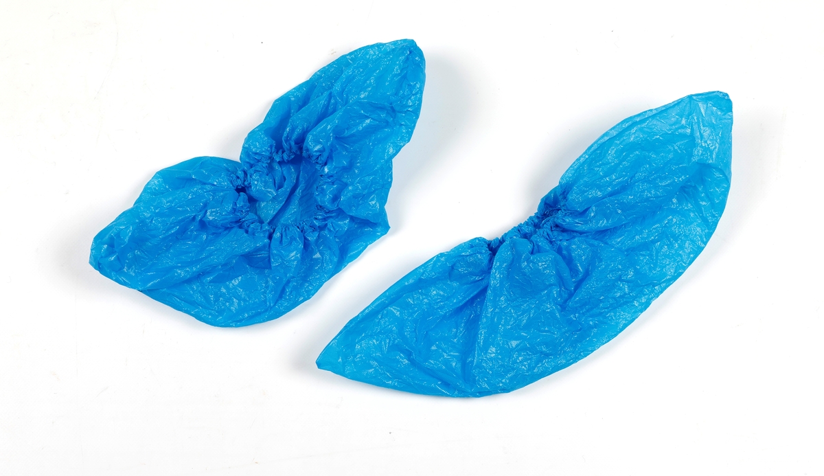 uniformsskjorte: kortermet med raglanermer. V-hals. Brystlomme og to lommer i hoftehøyde. 
uniformsbukse: strikk i livet og nederst på beina. En baklomme.
smittevernsfrakk:lang frakk med åpning bak. Knyting i nakken og ved et belte som er festet midt foran. Lange ermer med mansjetter av ribb som sitter etter. Sydd i et gult engangsmateriale.
hette: en stor sirkel som er rynket sammen med strikk rundt ytterkant. laget i et engangsmateriale
munnbind: rektangel med tre legg. bøybar bøyle over nesen som gjør at den kan ligge etter over nesen. Knyting på to punkter bak.
visir: Gjennomsiktig, rektangulært stykke i plast hvor det er festet skumgummi i overkant og strikk til å ha rundt hodet. avrundede hjørner i nedkant.
skotrekk: Engangstrekk i blå plast bestående av et rektangel med strikk rundt åpningen slik at den slutter om ankelen.
hansker: blå engangshansker med ruglete forsterkning på fingertuppene.