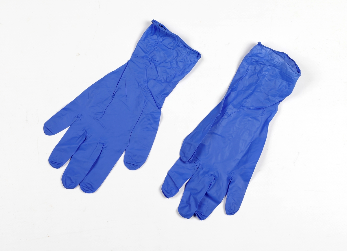 uniformsskjorte: kortermet med raglanermer. V-hals. Brystlomme og to lommer i hoftehøyde. 
uniformsbukse: strikk i livet og nederst på beina. En baklomme.
smittevernsfrakk:lang frakk med åpning bak. Knyting i nakken og ved et belte som er festet midt foran. Lange ermer med mansjetter av ribb som sitter etter. Sydd i et gult engangsmateriale.
hette: en stor sirkel som er rynket sammen med strikk rundt ytterkant. laget i et engangsmateriale
munnbind: rektangel med tre legg. bøybar bøyle over nesen som gjør at den kan ligge etter over nesen. Knyting på to punkter bak.
visir: Gjennomsiktig, rektangulært stykke i plast hvor det er festet skumgummi i overkant og strikk til å ha rundt hodet. avrundede hjørner i nedkant.
skotrekk: Engangstrekk i blå plast bestående av et rektangel med strikk rundt åpningen slik at den slutter om ankelen.
hansker: blå engangshansker med ruglete forsterkning på fingertuppene.
