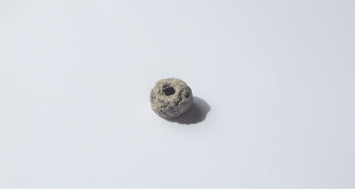 MALV: DIAM. 11 MM T. 6 MM, DEKOR: BØLGEBÅND, RESTER AV RØDT. 