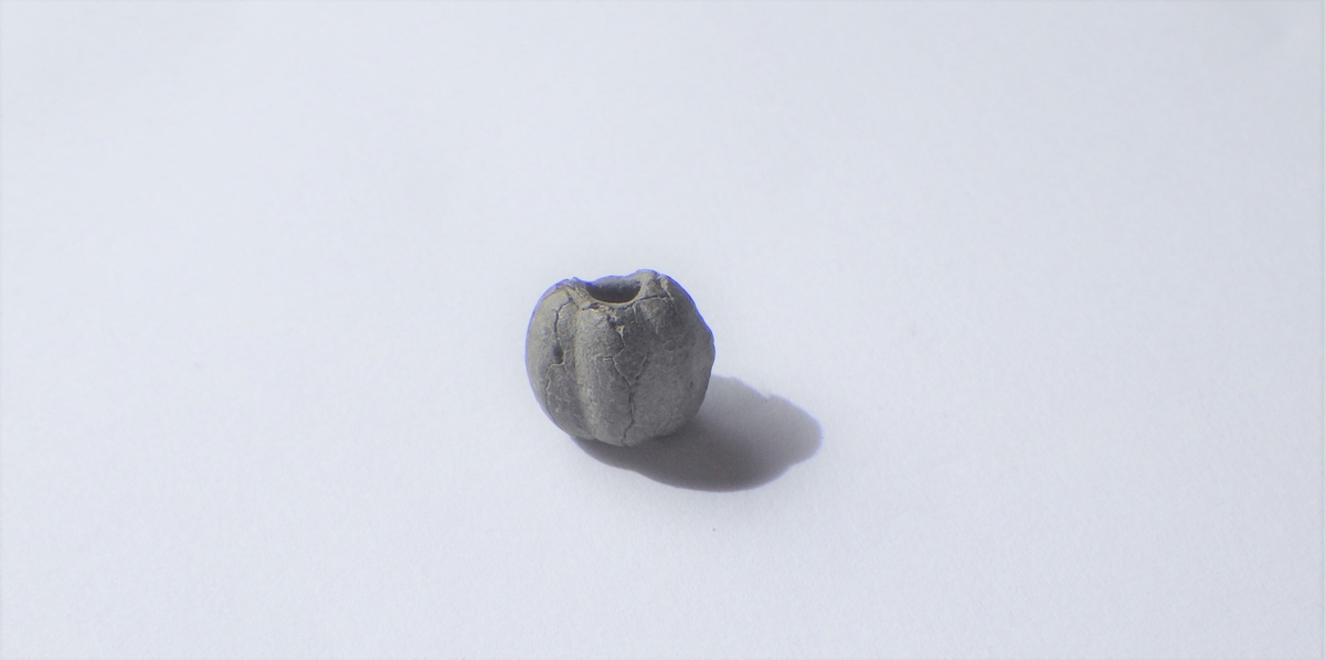 MALV: DIAM. 10 MM  T. 9 MM, LANGSGÅENDE VULSTER - AVFLATET I BEGGE ENDER. 