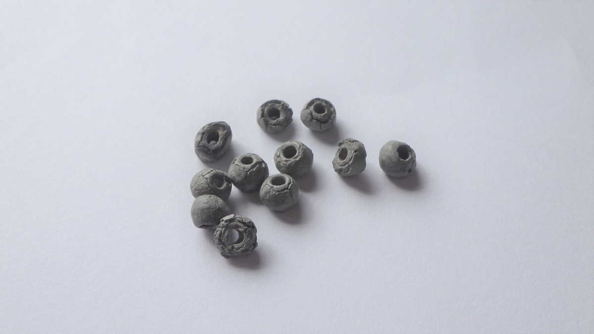 MALV: DIAM. 5 MM  T. 4 MM, KULEFORMET M. AVFLATETE POLER. UTEN DEKOR. SE HK 4491. 