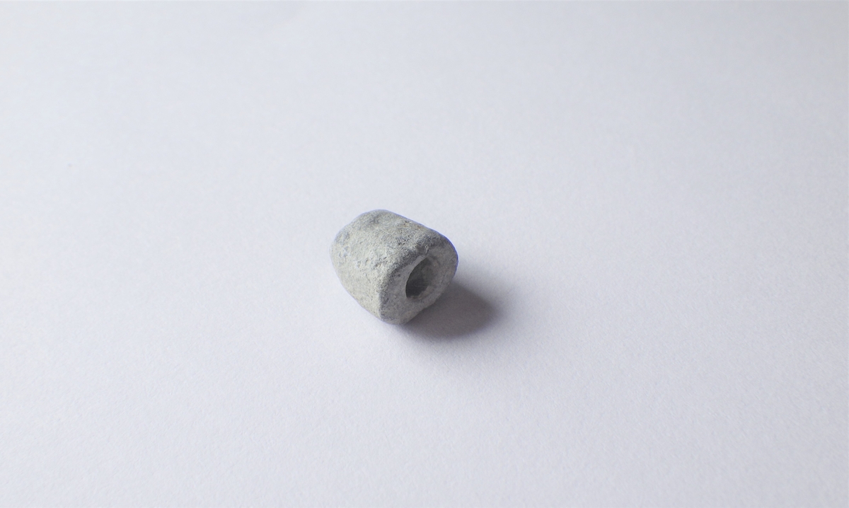 MALV: DIAM. 8, 9 MM  T. 9 MM, OVALFORMET TVERRSNITT. UTEN DEKOR. 