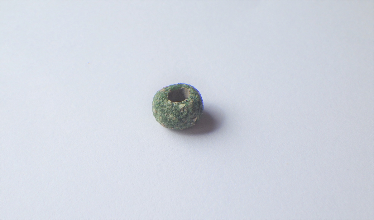 MALV: DIAM. 8, 5 MM  T. 5 MM, KULEFORMET M. AVFLATETE POLER. SPETTET OVERFLATE. 
