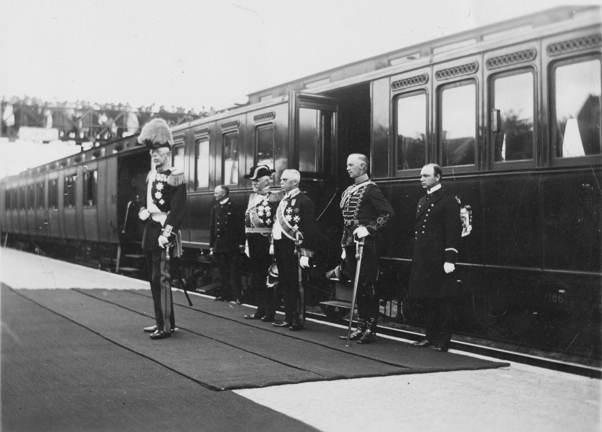 Kung Gustav V:s besök i Borås 1924. Ankomst med tåg, Borås Nedre station (Borås Centralstation).