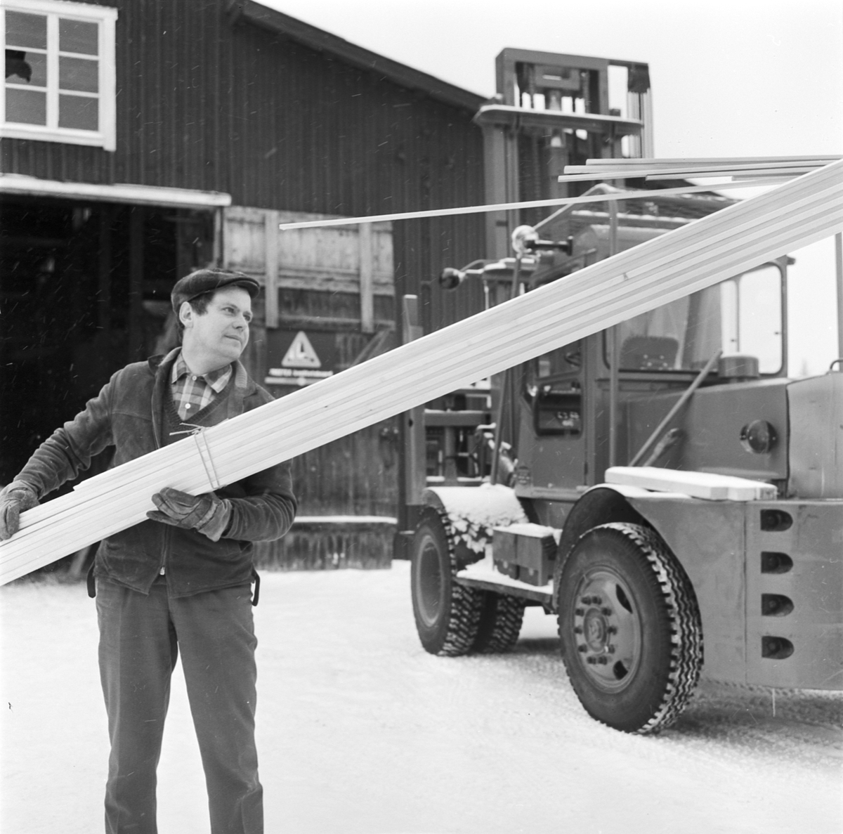 Överskott på massaved, Tierp, Uppland, januari 1969