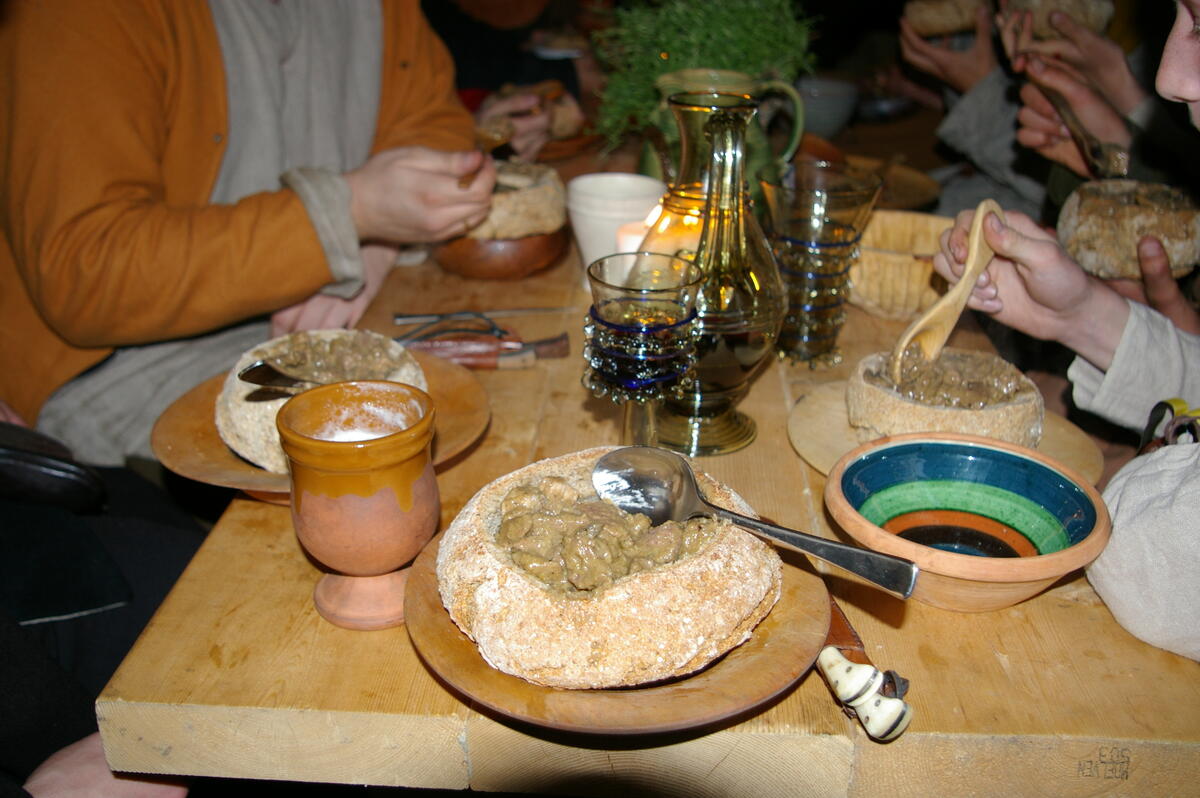 Middelaldermat på middelalderfat.