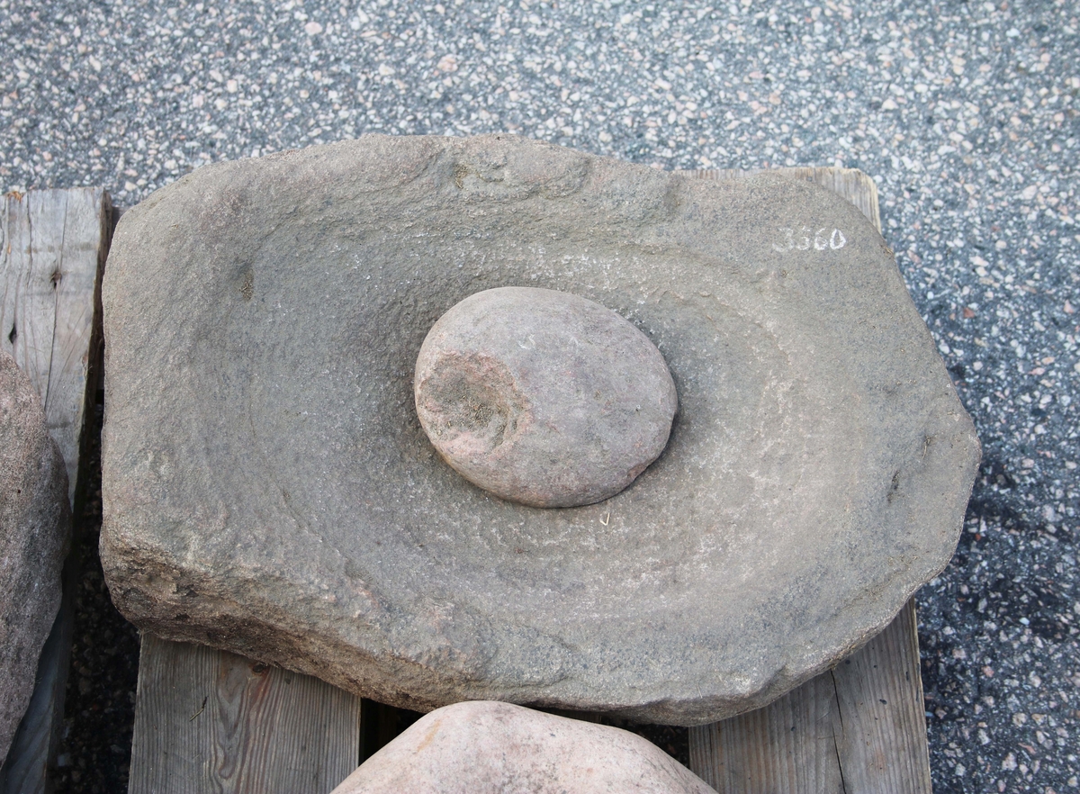 Handkvarn med löpare. Gnejshäll med oval fördjupning. 


Historik:
Funnen å Vängtorp, Larsagården, Vänga socken, Vedens härad, vid spadvändning liggande upp och nedvänd. Löparen låg strax bredvid, hel, har sedermera blivit sönderslagen. (Gunnar Blomgren 1909)