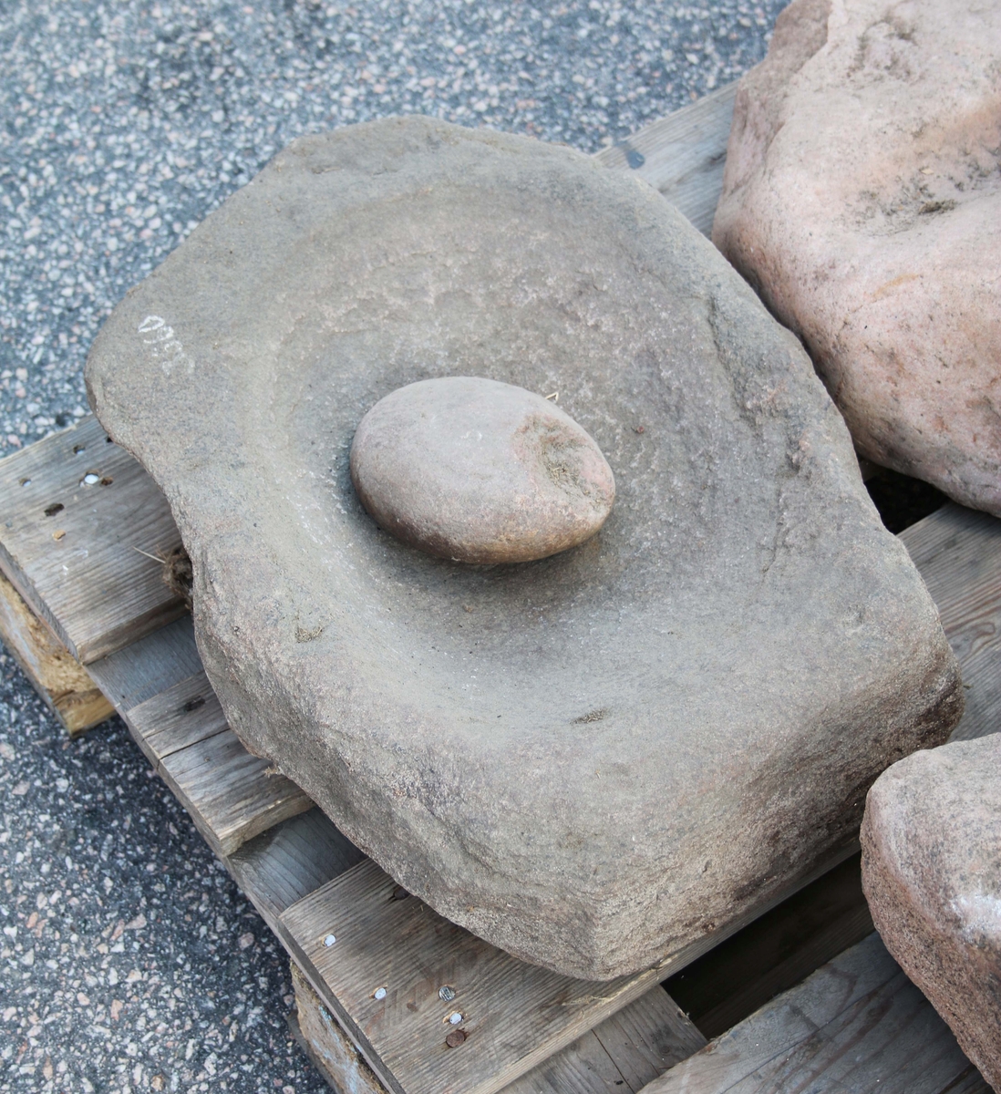 Handkvarn med löpare. Gnejshäll med oval fördjupning. 


Historik:
Funnen å Vängtorp, Larsagården, Vänga socken, Vedens härad, vid spadvändning liggande upp och nedvänd. Löparen låg strax bredvid, hel, har sedermera blivit sönderslagen. (Gunnar Blomgren 1909)