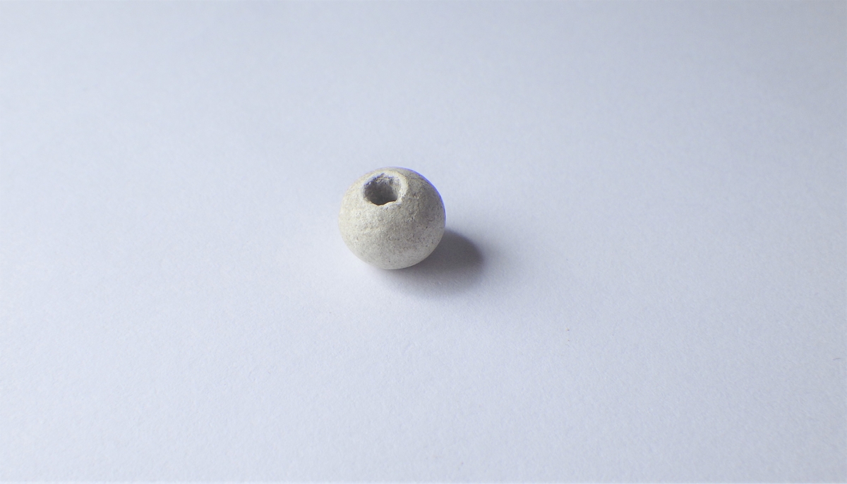 MALV: D:9MM,  H:7, 8MM, OVERFLATEFARGE EGGESKALL HVIT. RUND PERLE MED HULLTVERS IGJENNOM. 