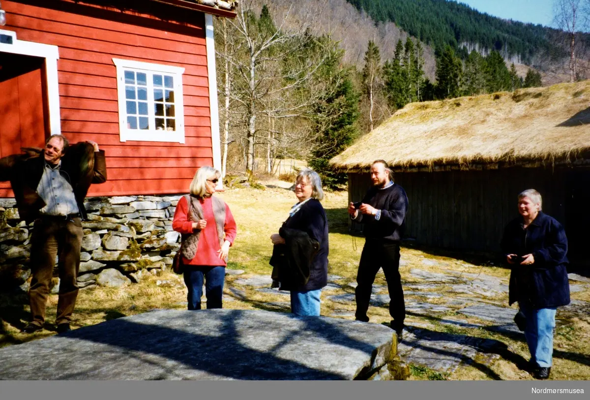 MIMR-årsmøte og fagdag, Brudevolltunet 21.4. 1998. Bilder fra Odd W. Williamsens tid som regionkonservator for Nordmøre 1998-2007. (Han var i stillingen til 2018, og ble seinere forskningsleder og seniorforsker i Stiftelsen Nordmøre museum, men bildeserien stopper ca. 2007). Der ikke annet er anført er Odd Williamsen f. 1958 selv fotograf. Bildene inngår i Nordmøre museums fotosamling.