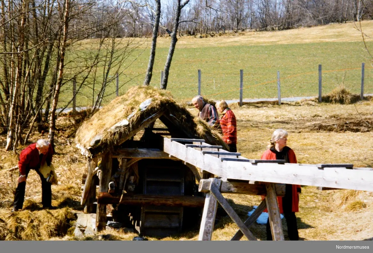 MIMR, Brudevolltunet, Ørsta 21.4. 1998. Bilder fra Odd W. Williamsens tid som regionkonservator for Nordmøre 1998-2007. (Han var i stillingen til 2018, og ble seinere forskningsleder og seniorforsker i Stiftelsen Nordmøre museum, men bildeserien stopper ca. 2007). Der ikke annet er anført er Odd Williamsen f. 1958 selv fotograf. Bildene inngår i Nordmøre museums fotosamling.