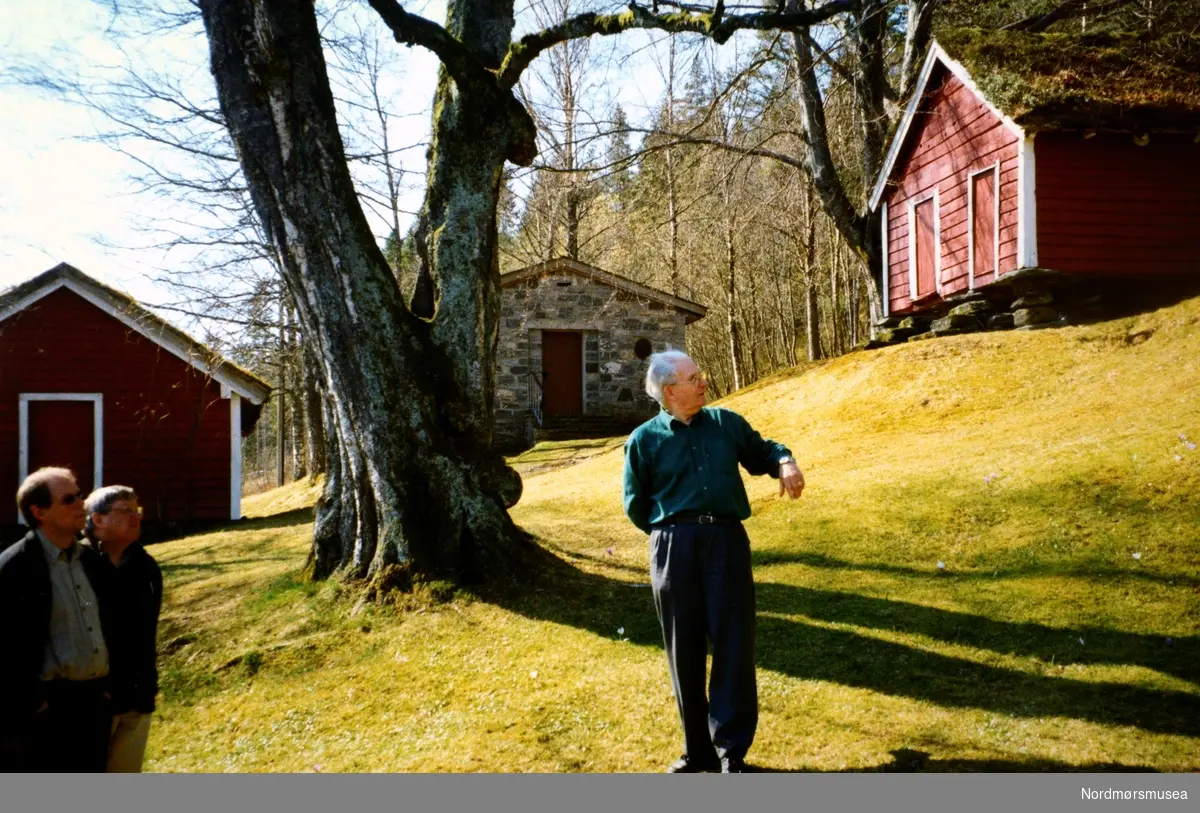 Jens Kåre Engeset viser fram Åsentunet. MIMR, Ørsta 21.4. 1998.Bilder fra Odd W. Williamsens tid som regionkonservator for Nordmøre 1998-2007. (Han var i stillingen til 2018, og ble seinere forskningsleder og seniorforsker i Stiftelsen Nordmøre museum, men bildeserien stopper ca. 2007). Der ikke annet er anført er Odd Williamsen f. 1958 selv fotograf. Bildene inngår i Nordmøre museums fotosamling.