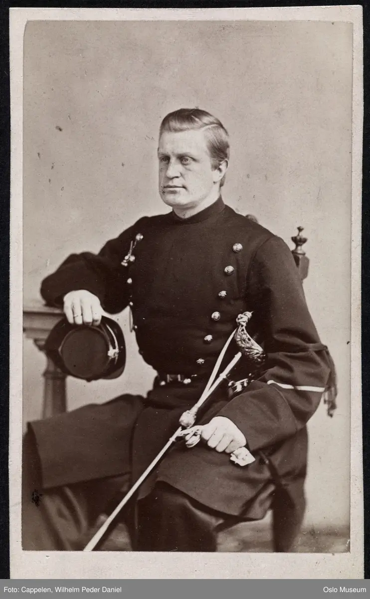portrett, mann, oberstløytnant, sittende knefigur, uniform