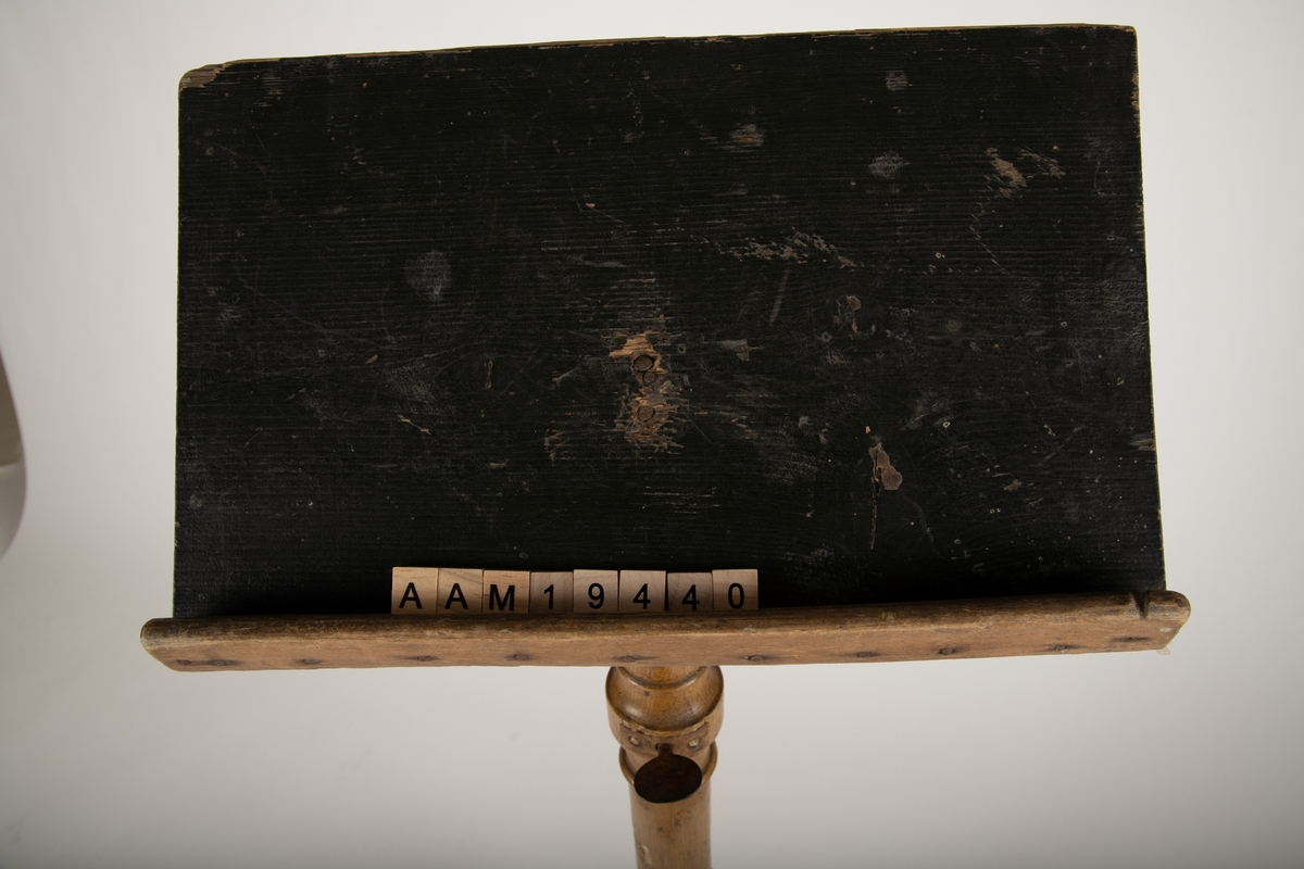 Form: Balusterfot med tre ben.
