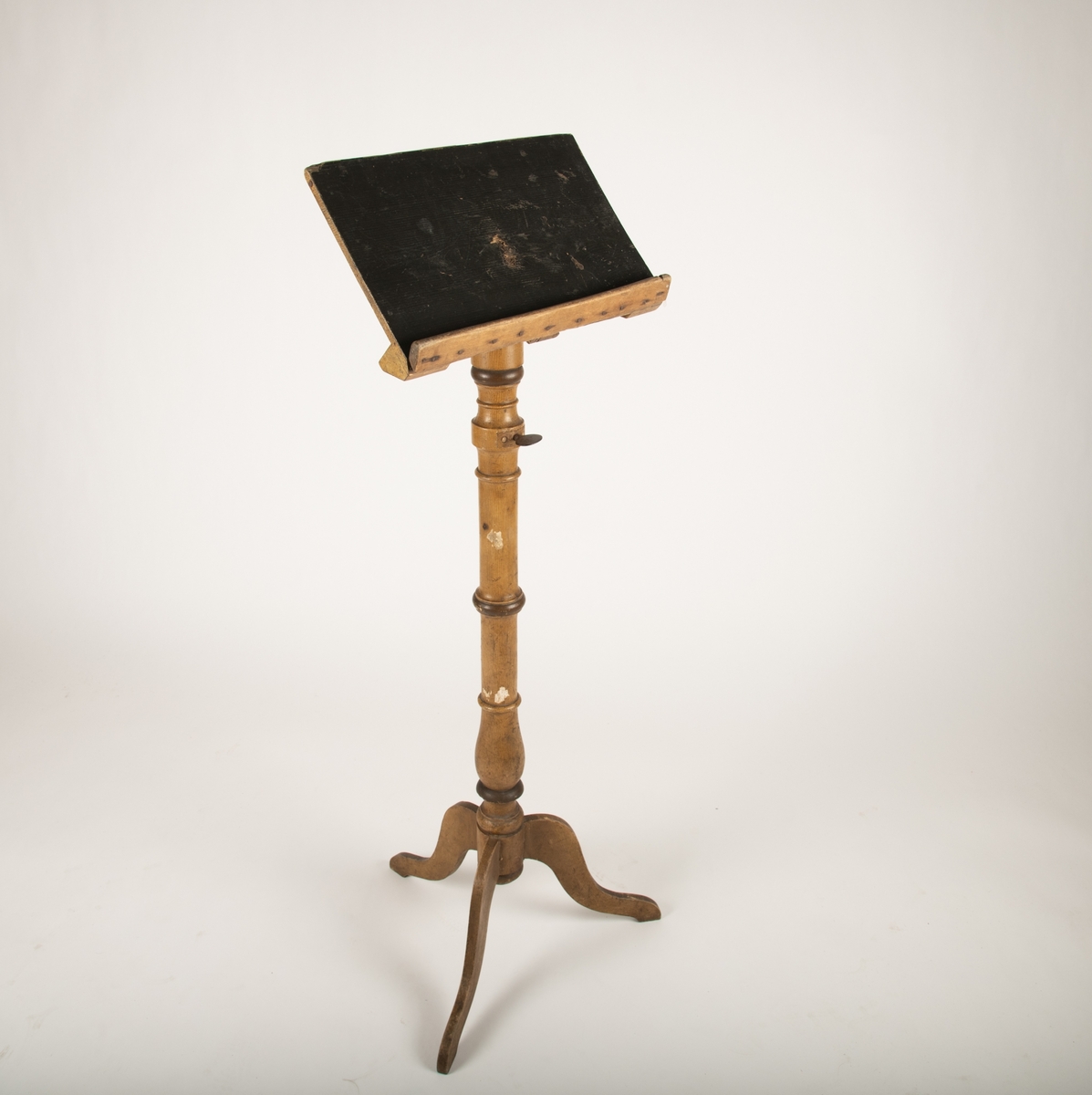 Form: Balusterfot med tre ben.
