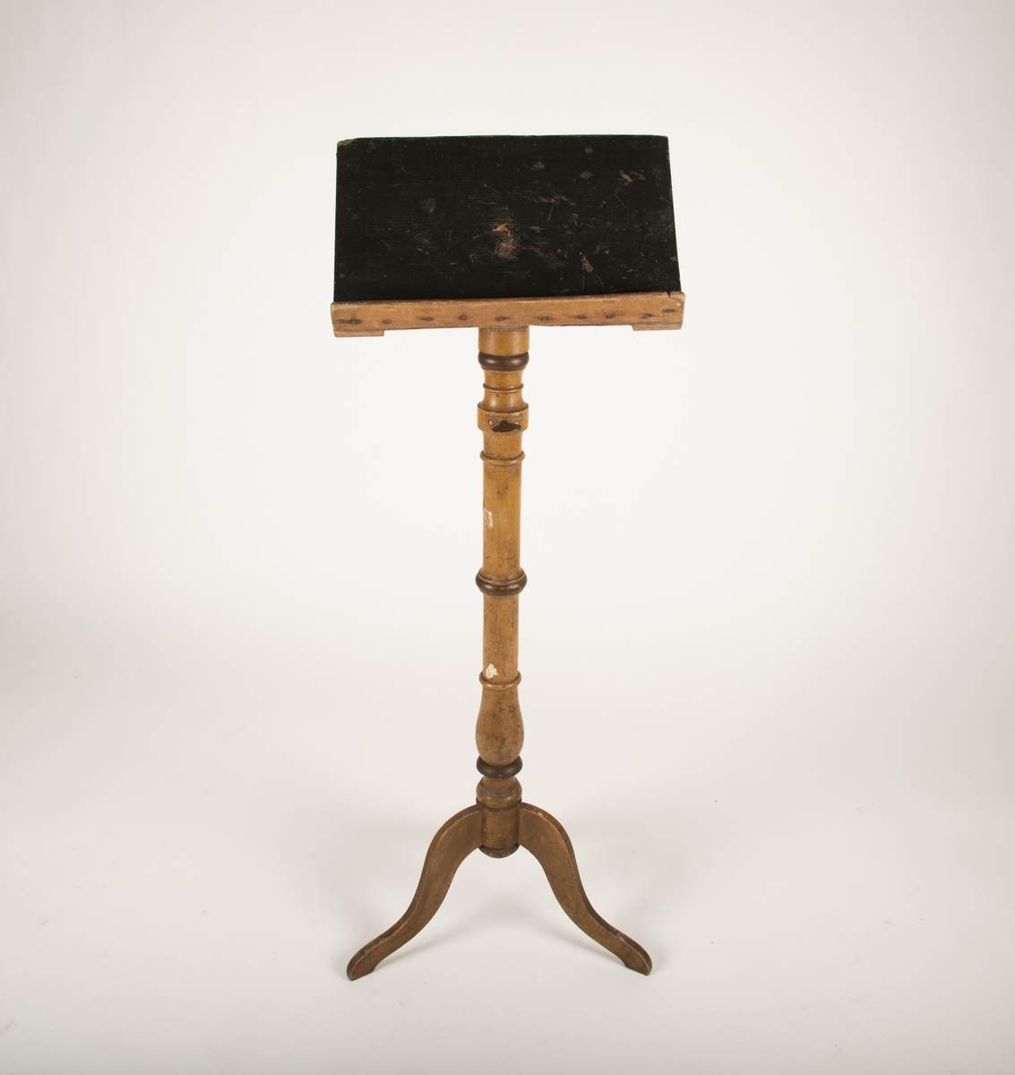 Form: Balusterfot med tre ben.
