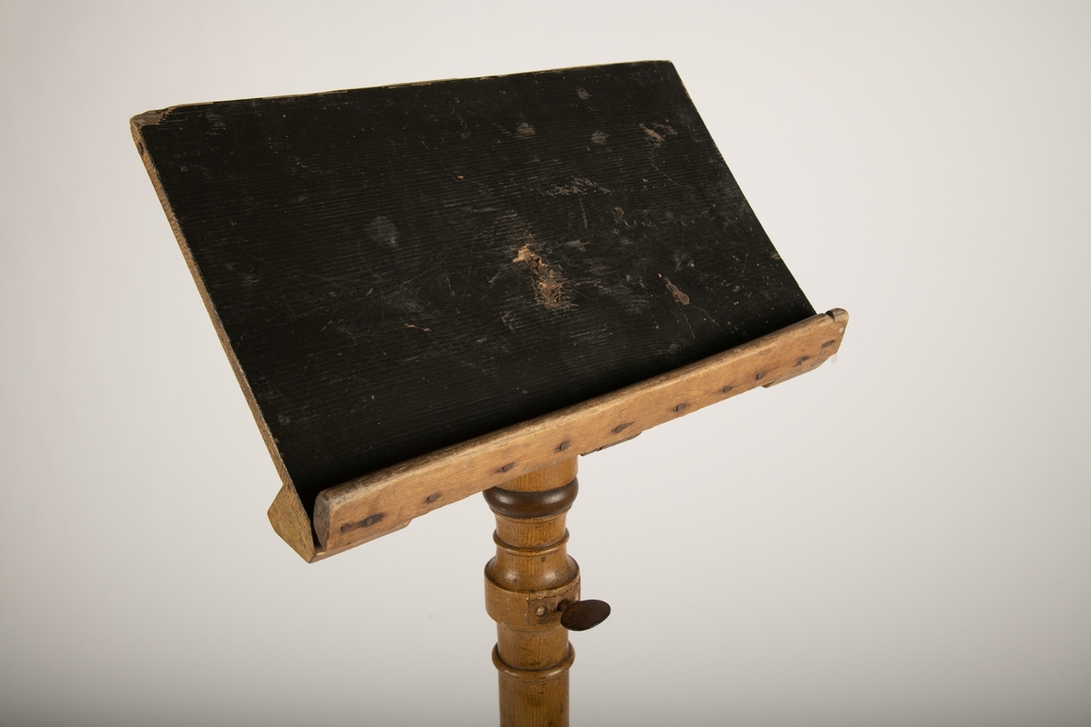 Form: Balusterfot med tre ben.
