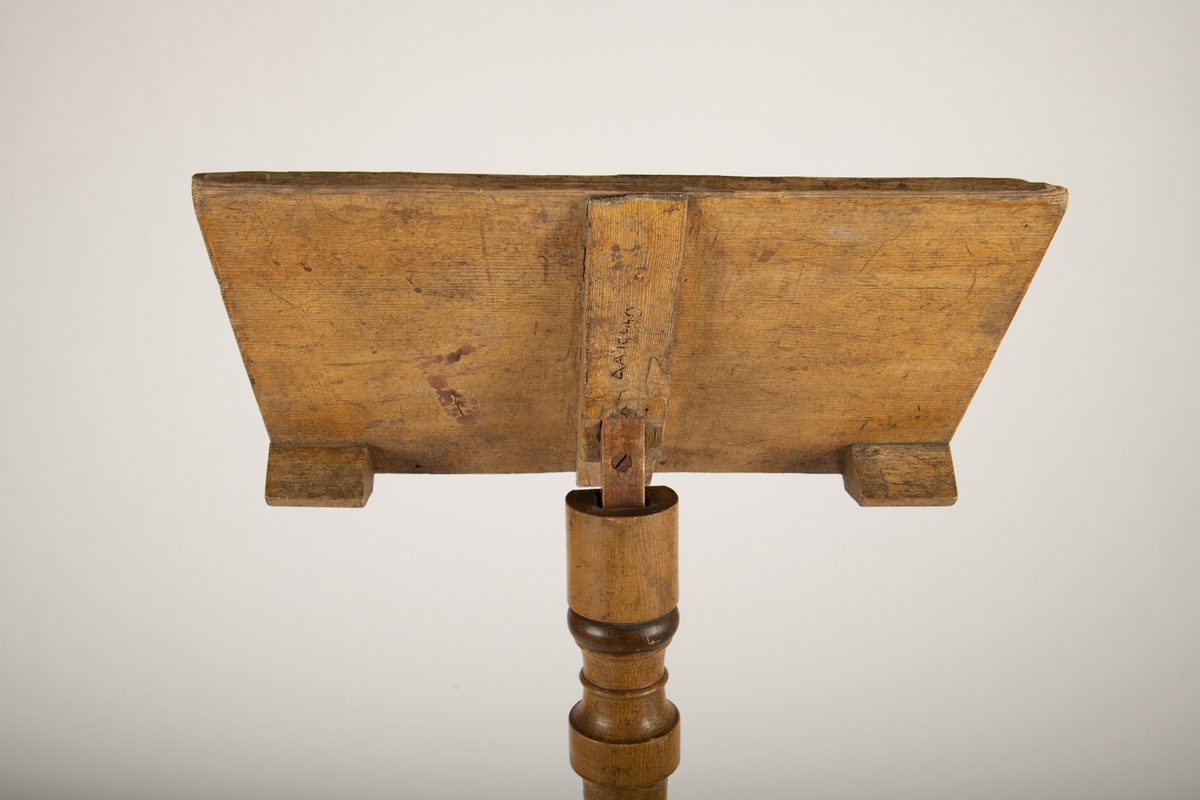 Form: Balusterfot med tre ben.
