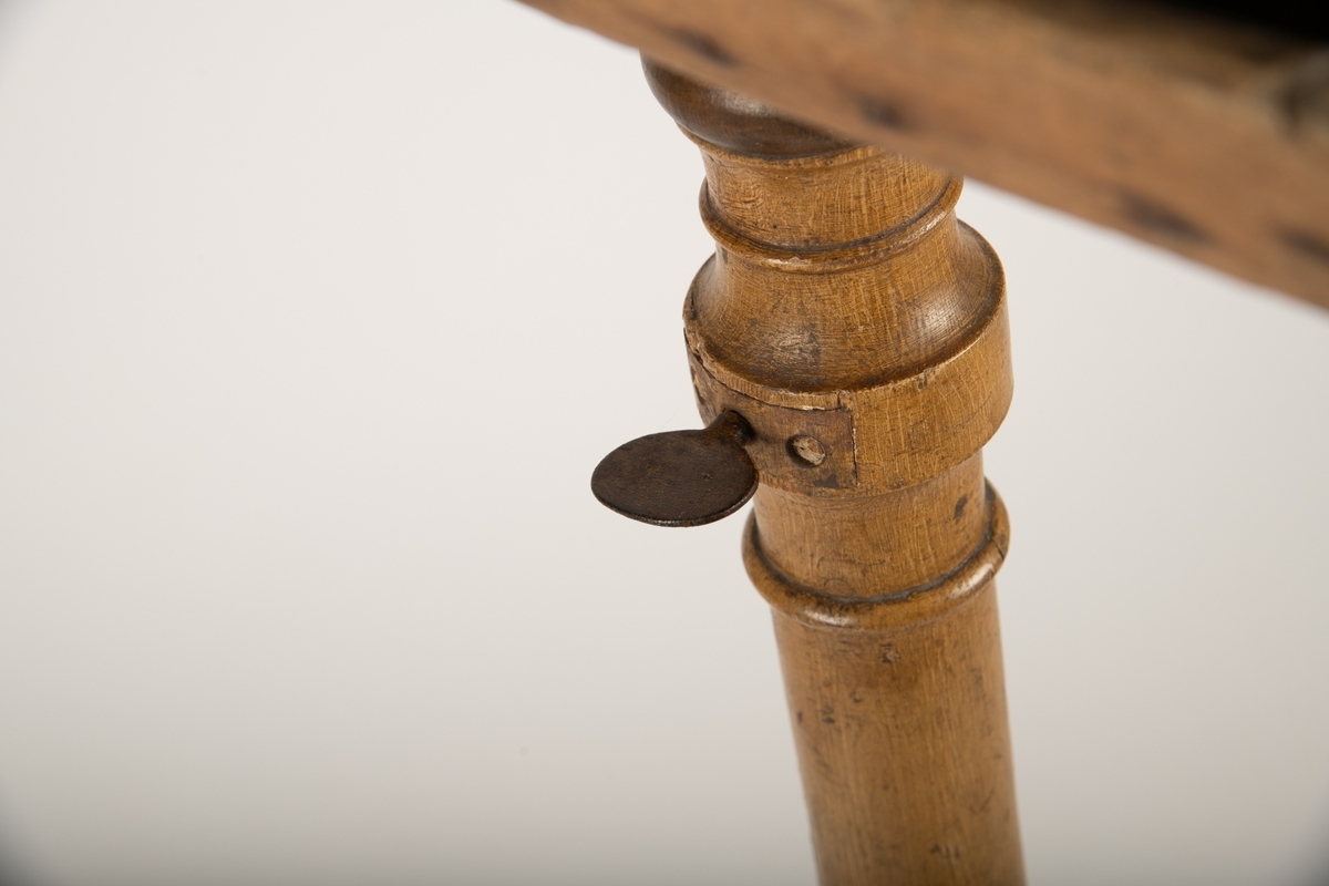 Form: Balusterfot med tre ben.
