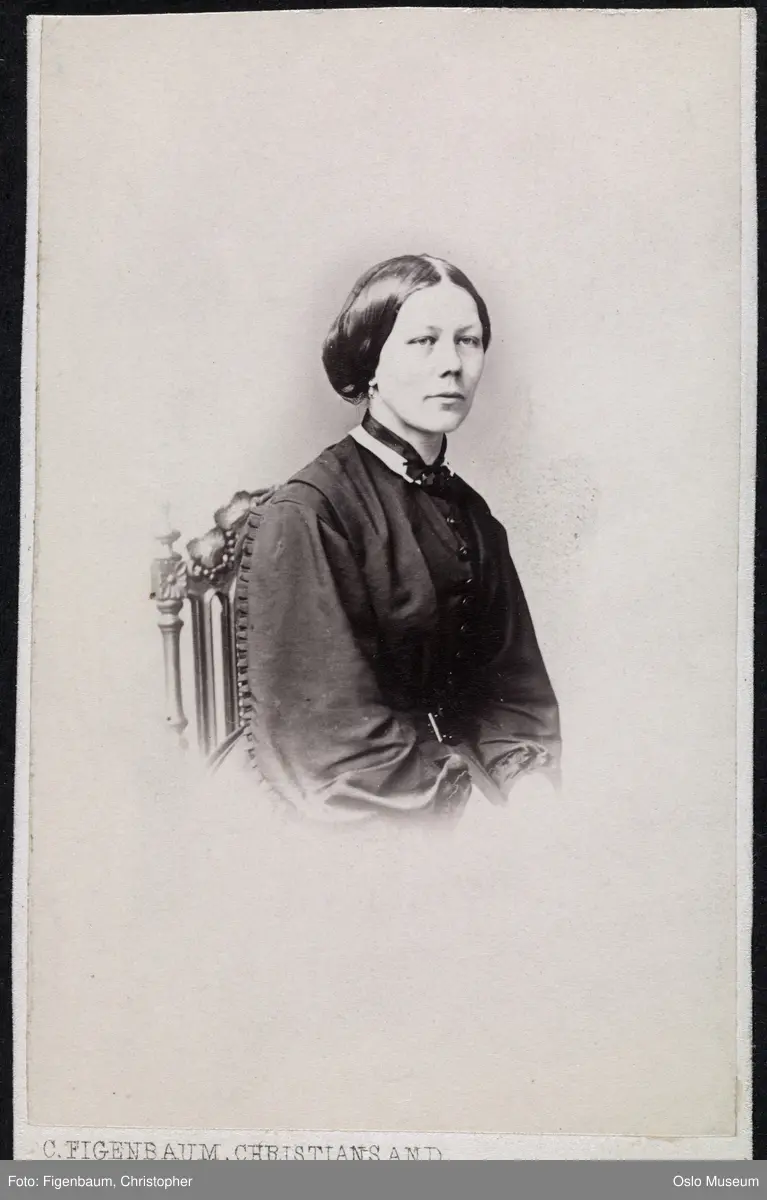 portrett, kvinne, vignettert sittende halvfigur