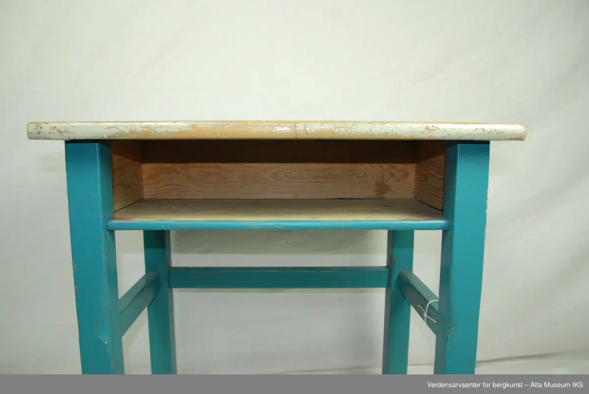 Form: Pultplate m/hylle og hengslet lokk over "pennerom"

Gammel, tung type m/eget rom for skrivesaker