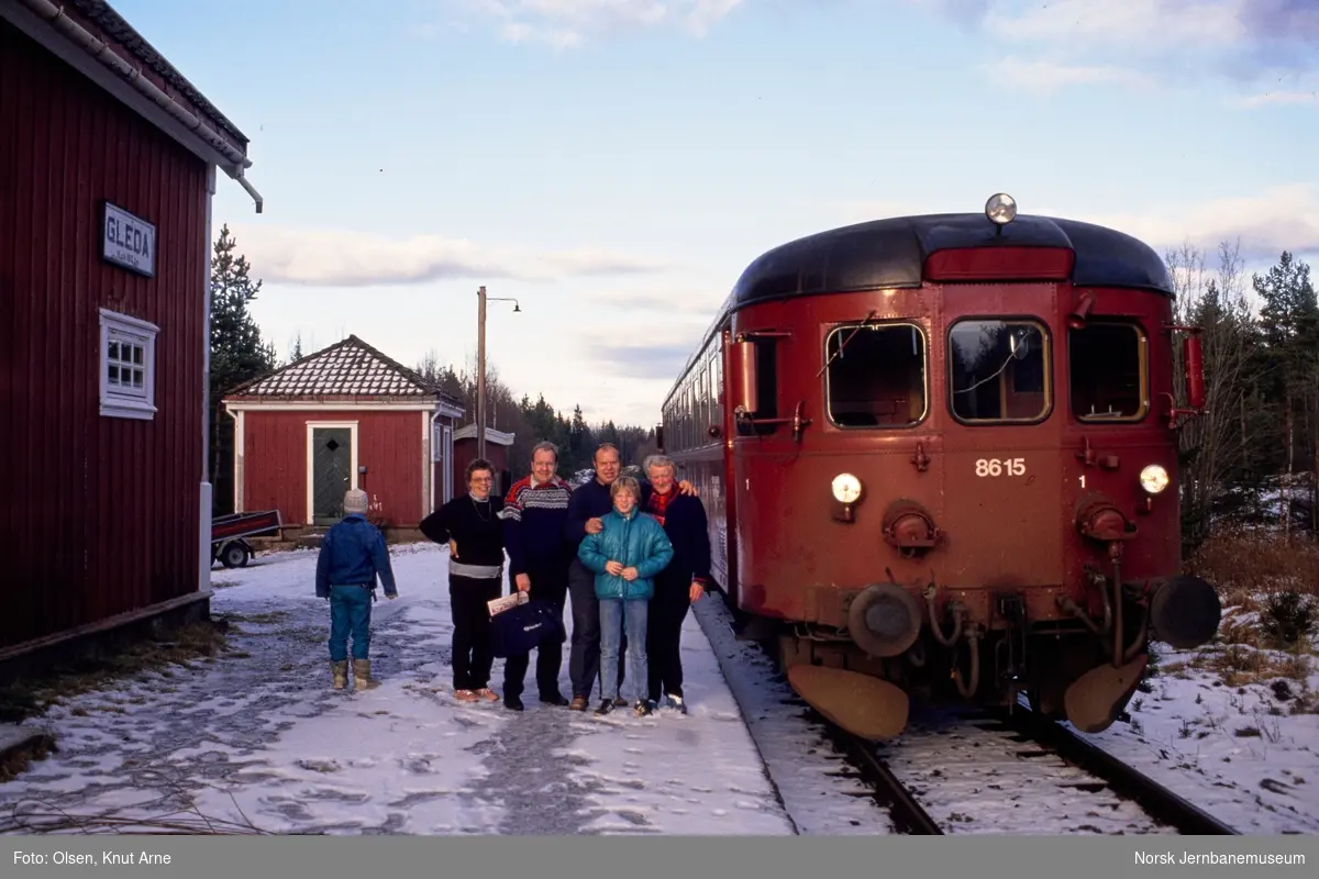 Dieselmotorvogn BM 86 15 med persontog til Kongsberg på Gleda holdeplass