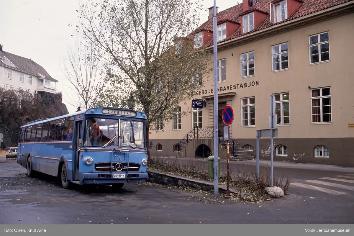 Kragerø stasjon. Rutebil til Gjerstad foran stasjonen