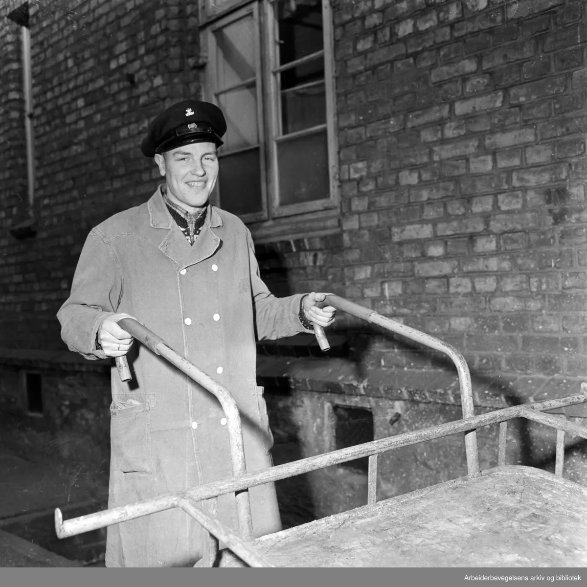 Portør Steinar Evensen ved Oslo Kommunale Legevakt. Mars 1959.