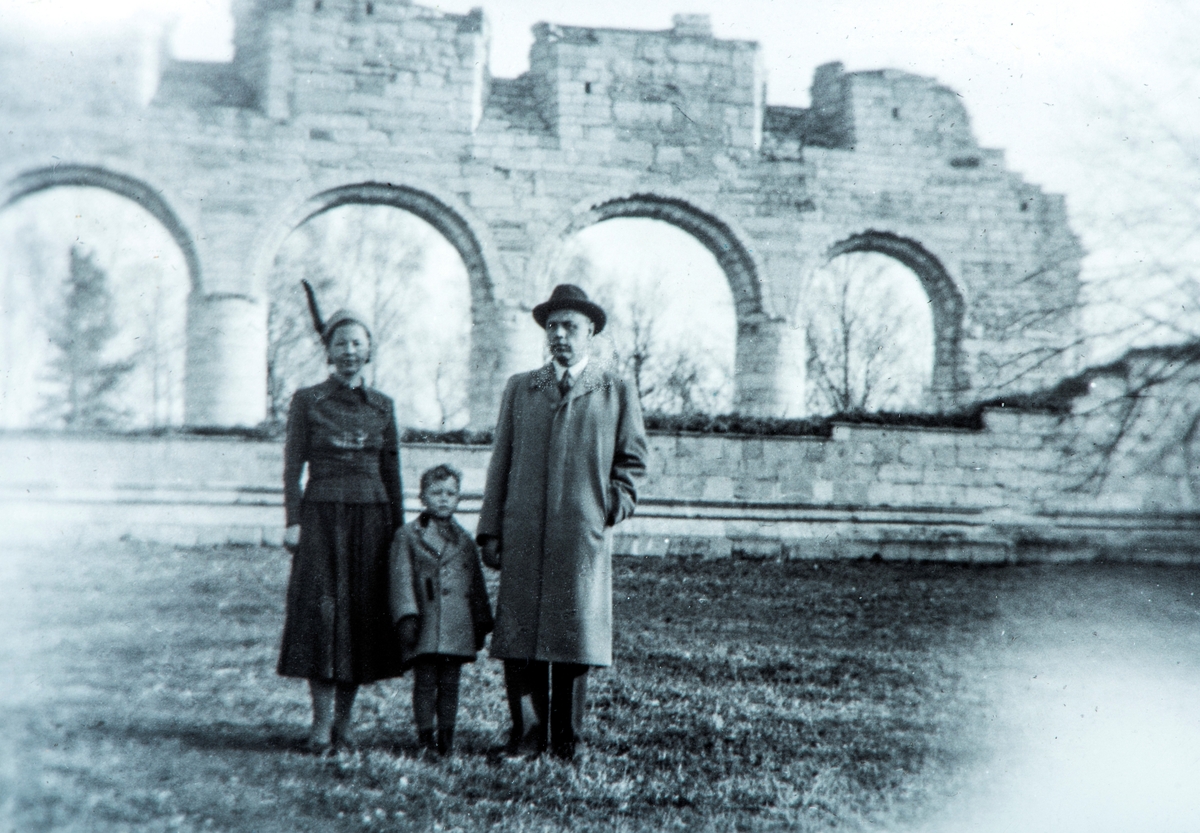 Tatt på Domkirkeodden rundt 1952. Familien Hesselberg, øyelege Charles Hesselberg ved St. Torfinn klinikk t.h., hans kone Vegerd t.v. og sønn Arne. Domkirkeruinene på Hamar.