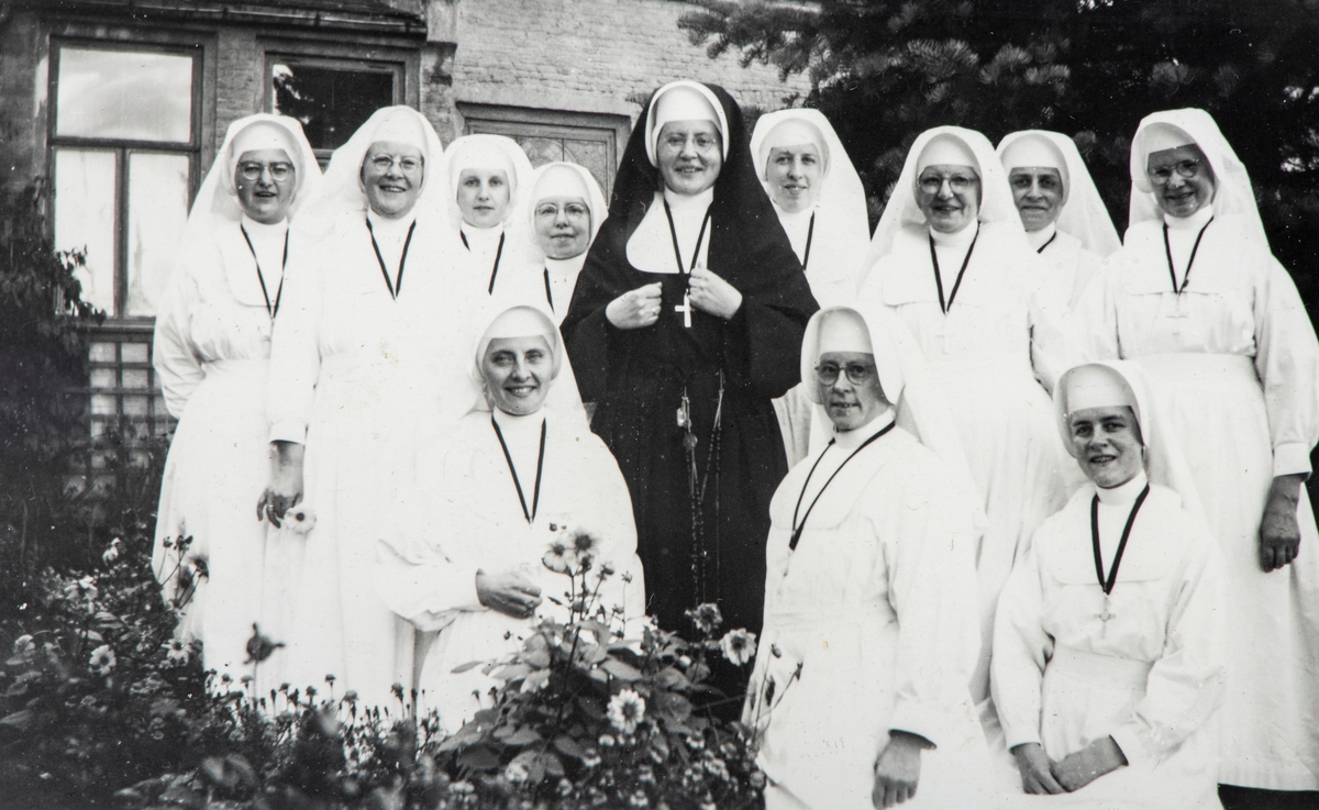 Gruppe bilde Nonner. Tatt i haven foran Getz-villaen rundt 1953. Søstre tilhørende St. Carlos Borromeus-ordenen som drev St. Torfinn klinikk.
Fra venstre stående sr. Alberta, sr. Baviona, sr Radegundis, sr. Josua, sr. Sunniva, sr. Francina, sr. Appolina, sr. Hermanna og sr. Maxima.
Foran fra venstre sr. Christeta, sr. Gudulina og sr.Arnoldien.