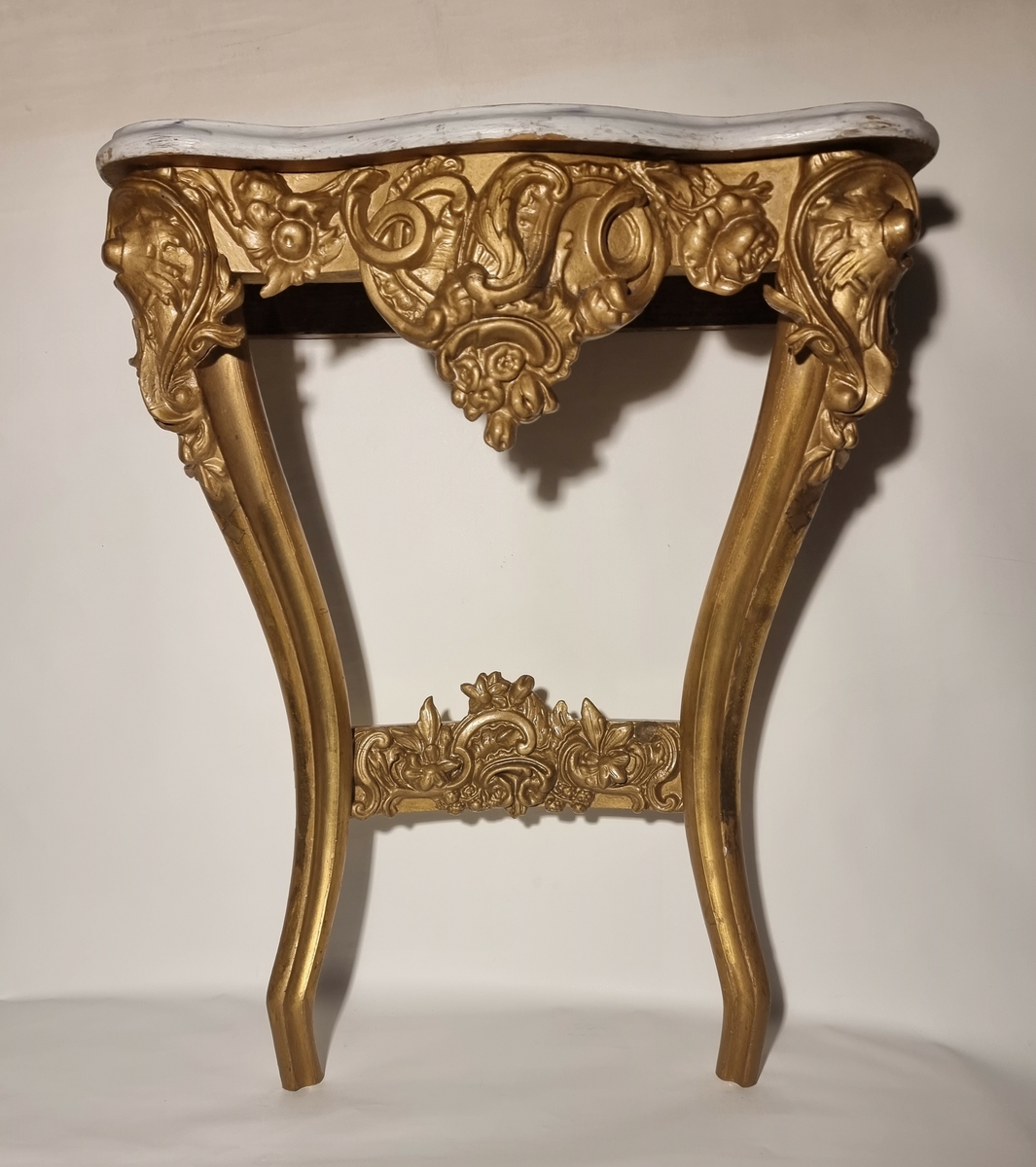 Forgylt konsollbord med rokoko-ornamenter