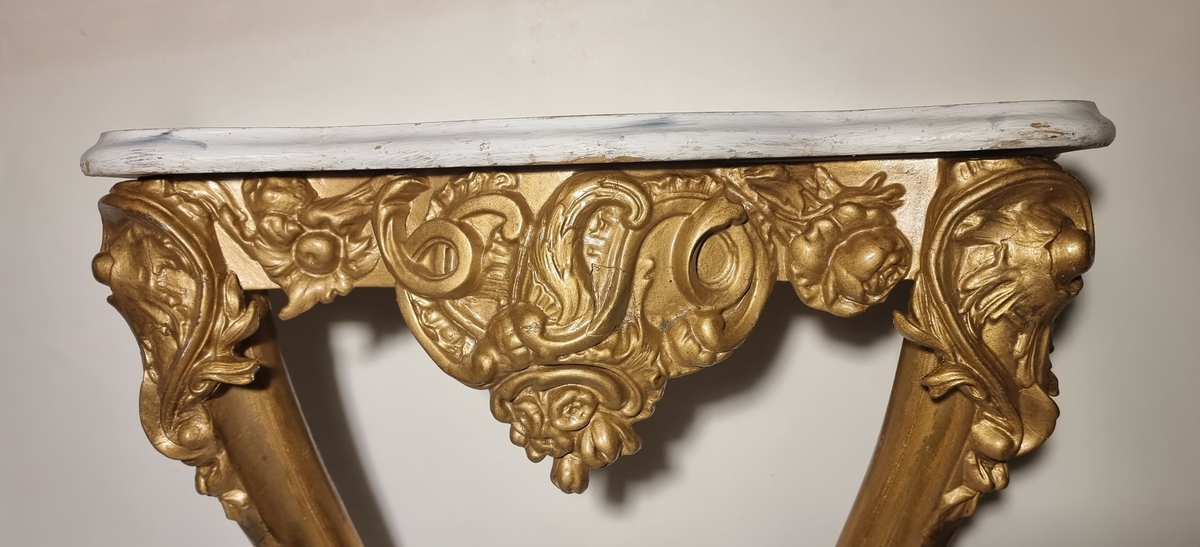 Forgylt konsollbord med rokoko-ornamenter